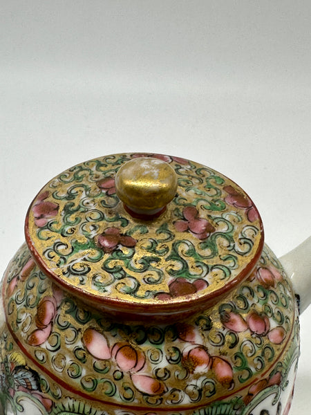 Bell Shaped Teapot. Chinese Porcelain. Rose Medallion. Qing 19th century. 4 1/2"